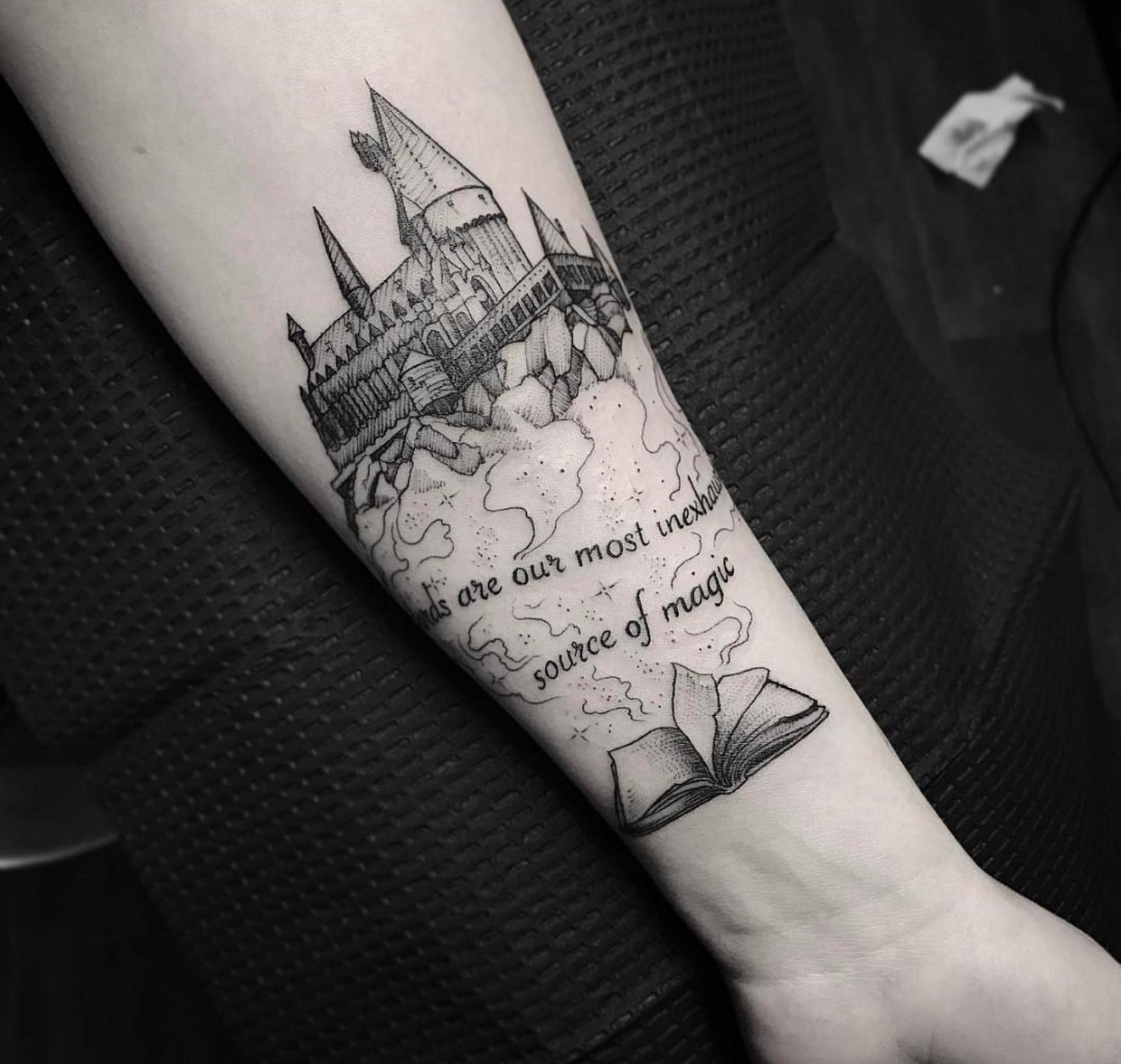 tatouage Harry Potter monochrome et audacieux sur l'avant-bras