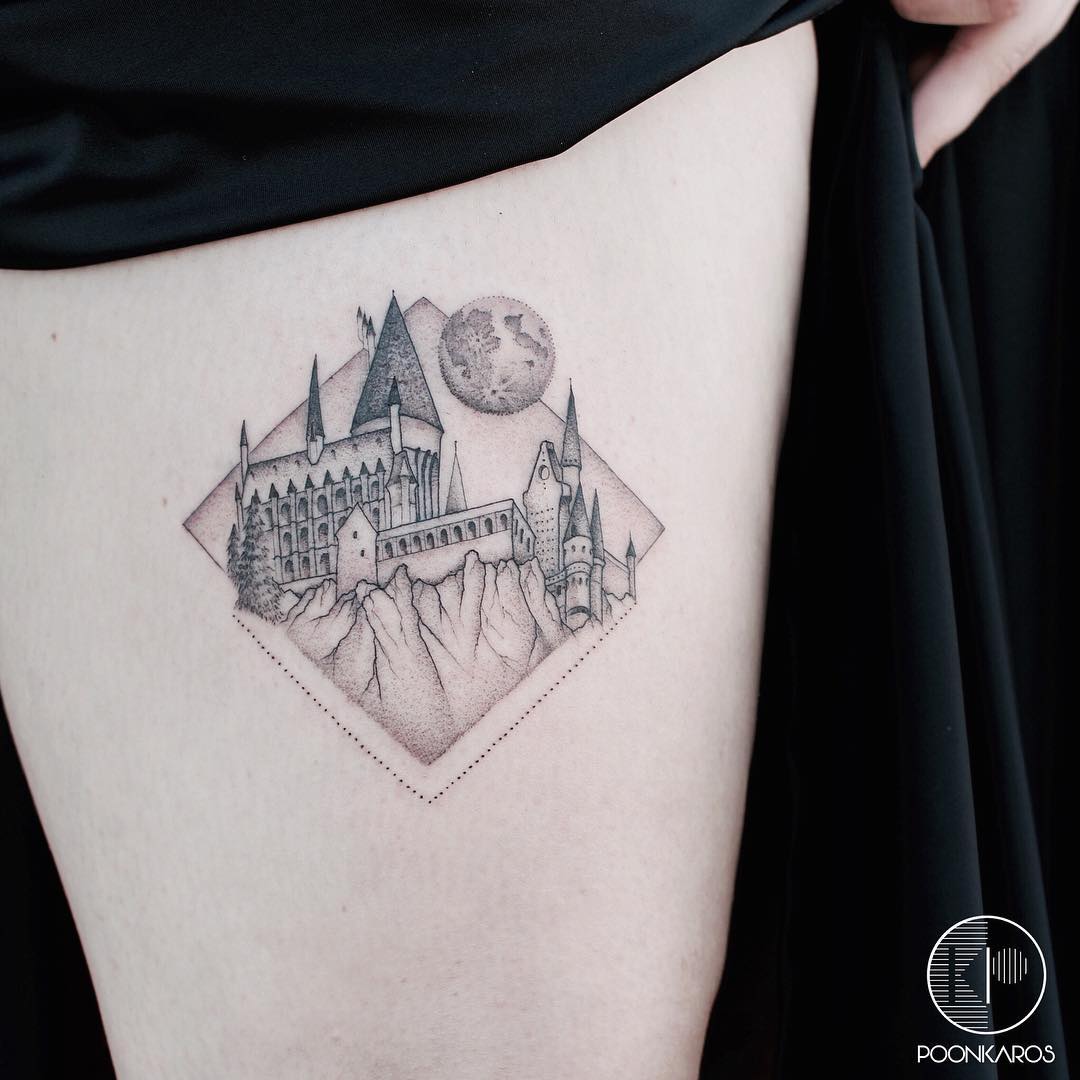 tatouage Harry Potter monochrome sur la cuisse Poudlard