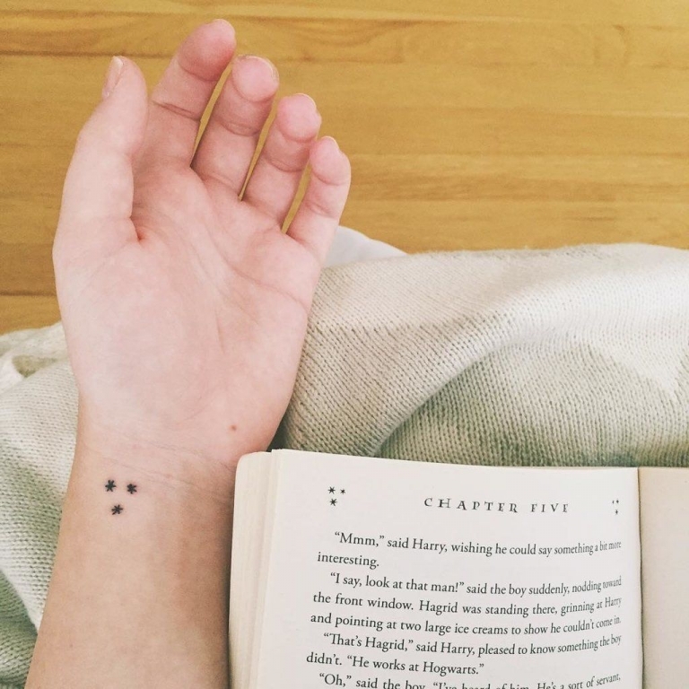 tatouage Harry Potter petites étoiles sur le poignet
