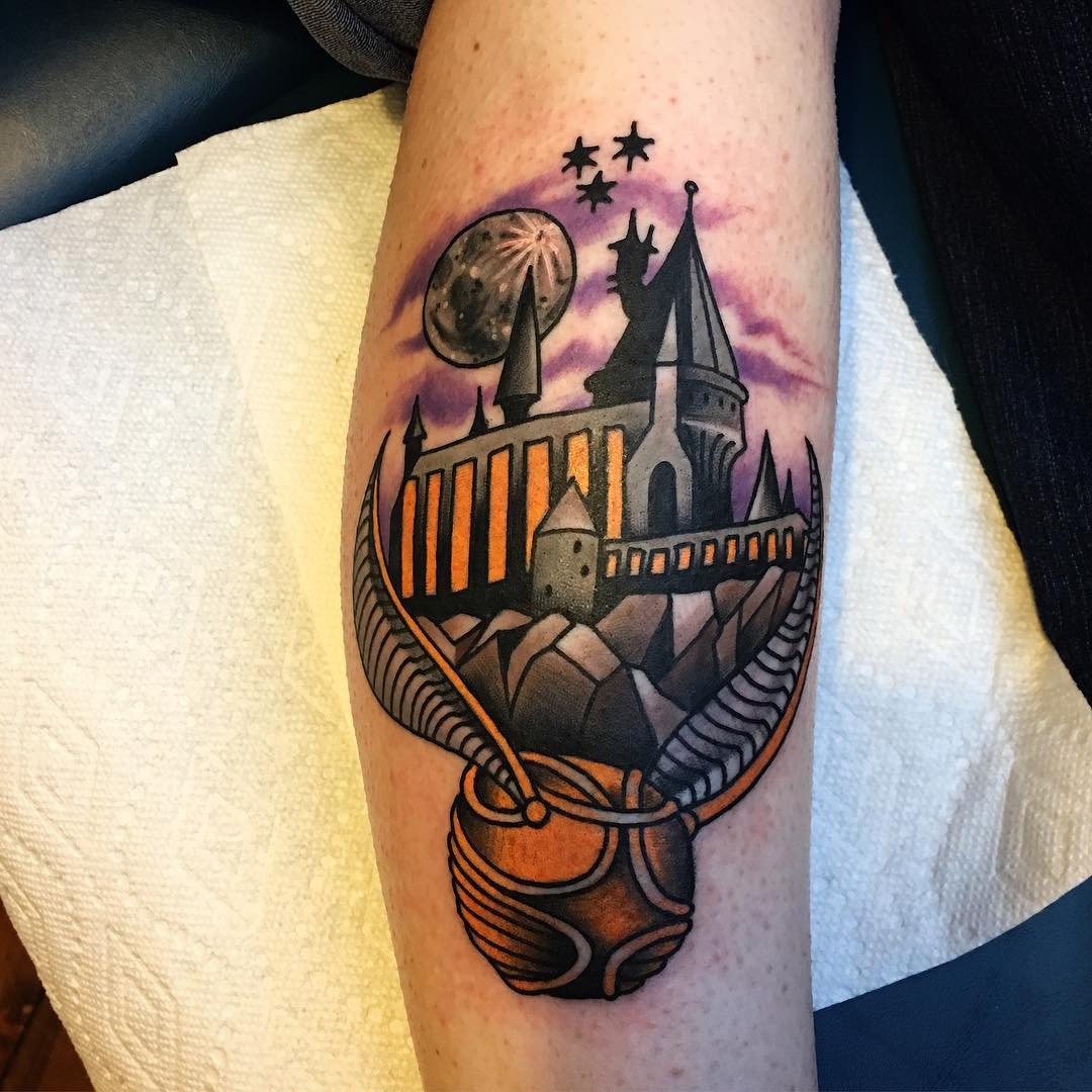 tatouage Harry Potter sur la jambe Poudlard motifs colorés vif d'or