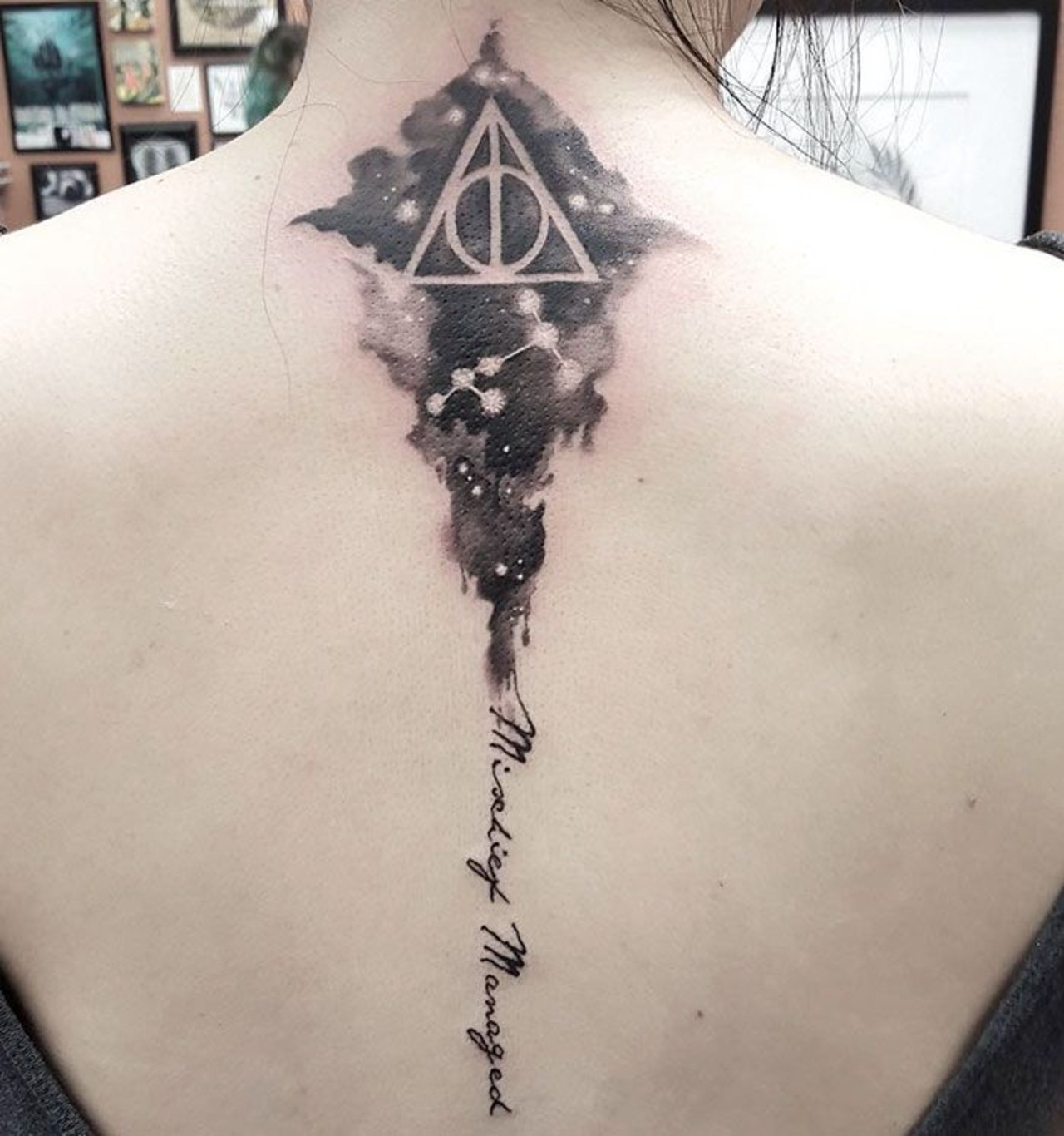 tatouage Harry Potter sur la nuque et le dos