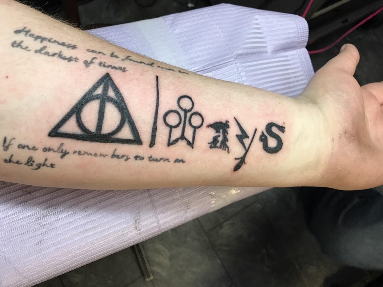 tatouage Harry Potter sur l'avant bras citations et symboles variés
