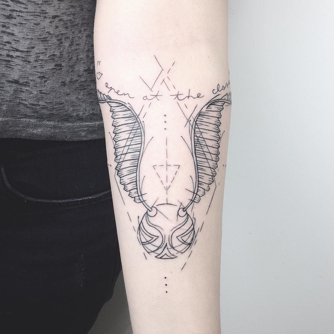 tatouage Harry Potter sur l'avant-bras le vif d'or formes géométriques