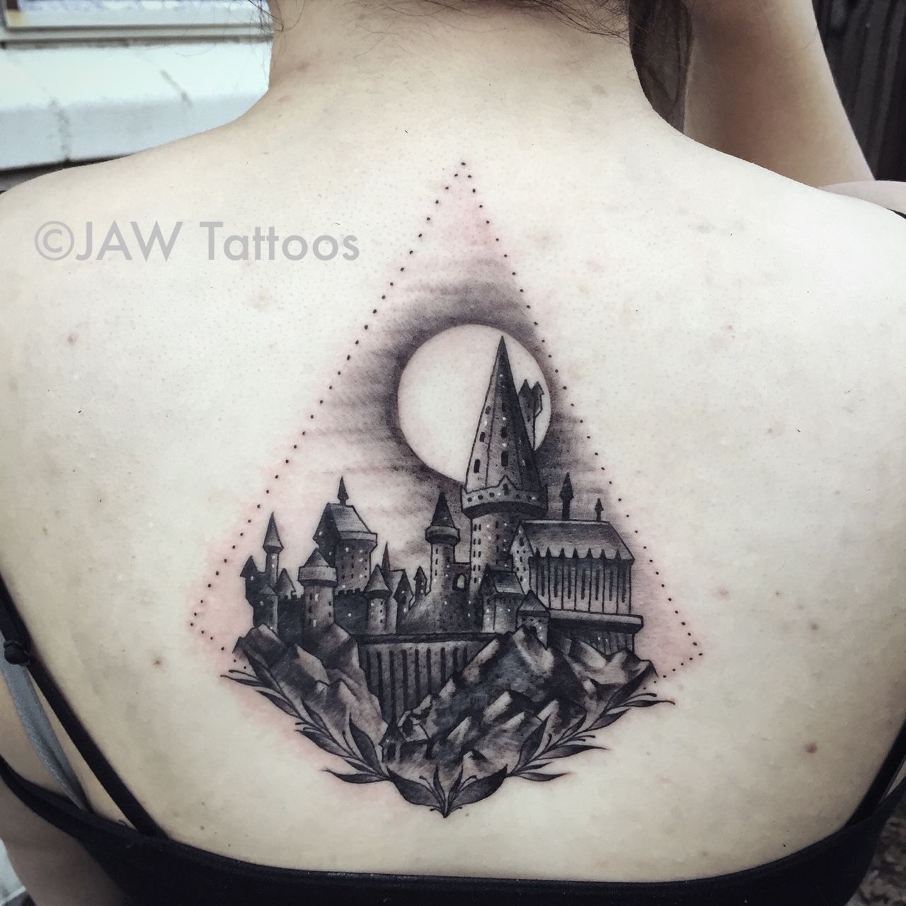 tatouage Harry Potter sur le dos dessin géométrique Poudlard