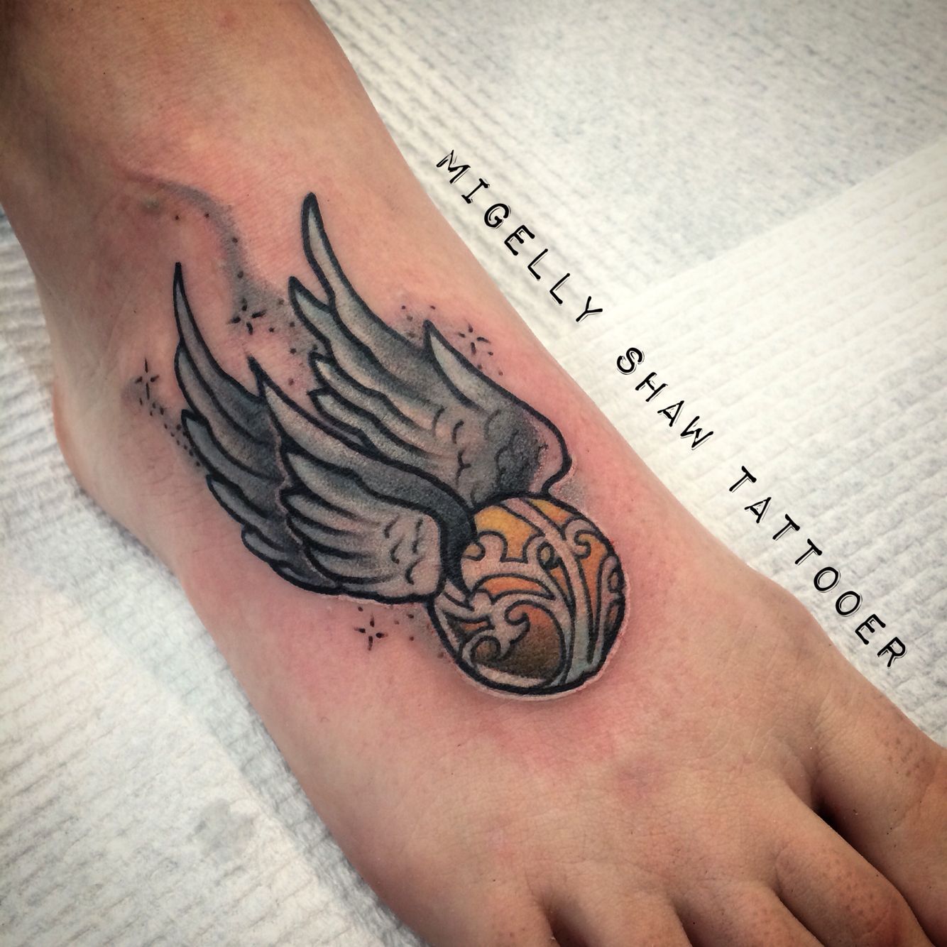 tatouage Harry Potter sur le pied vif d'or coloré