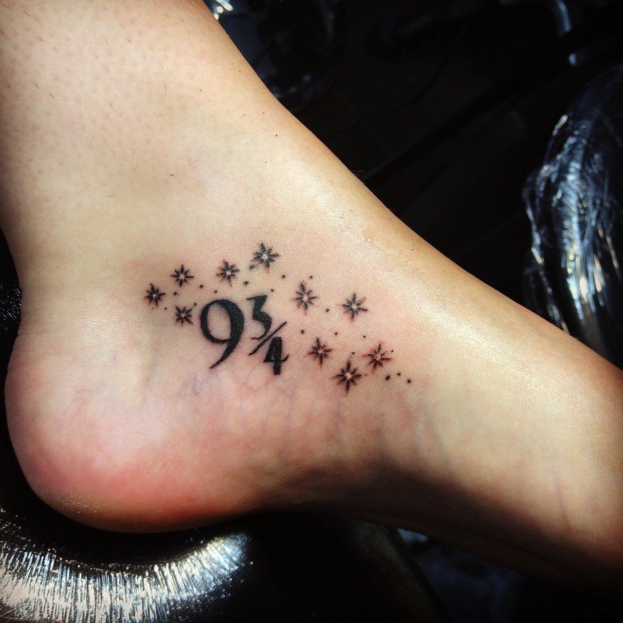 tatouage Harry Potter sur le pied étoiles numéro de plateforme