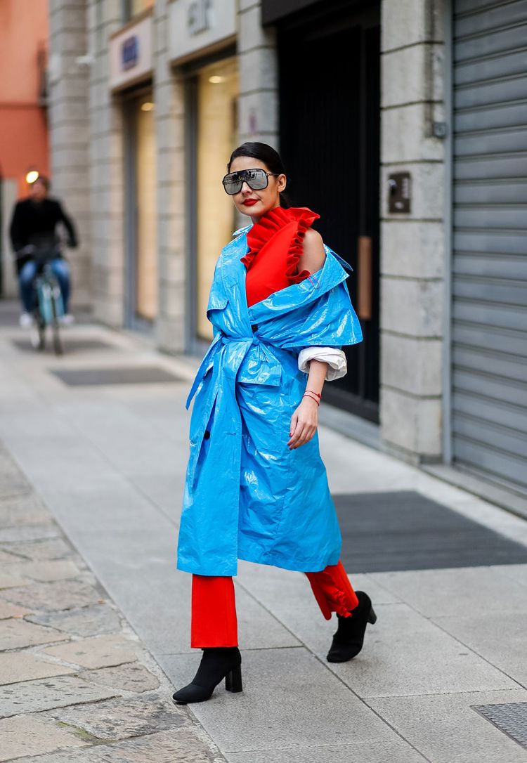 tendance mode femme 2019 combiner les couleurs néon bleu et rouge