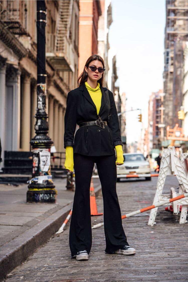 tendance mode femme 2019 comment porter les couleurs néon noir classique touche de jaune