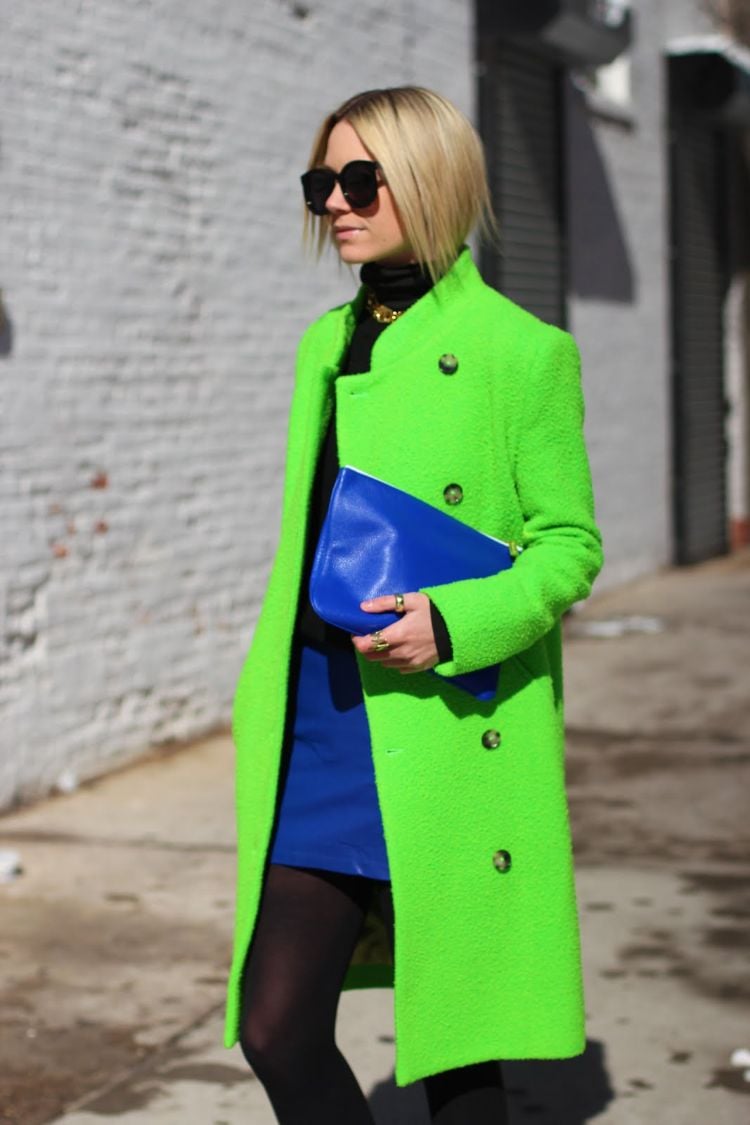 tendance mode femme 2019 manteau flashy touches de bleu