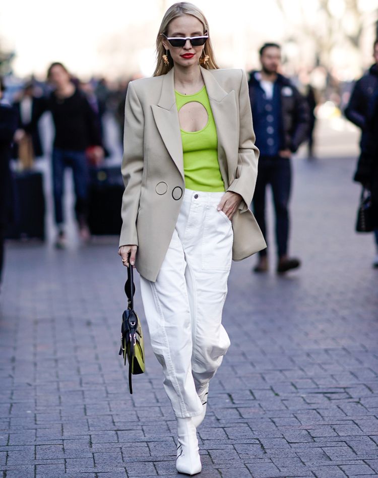 tendance mode femme 2019 pantalon blanche touche de couleur néon
