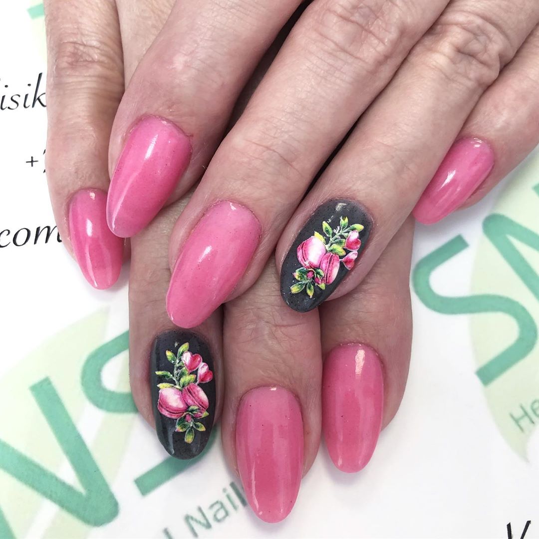 vernis poudre déco ongles rose et noir fleurs tendance nail art