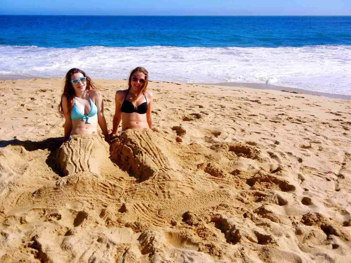 activités plage adultes enfants sirène sable