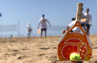 activités plage pour petits et grands entre amis jeu raquettes