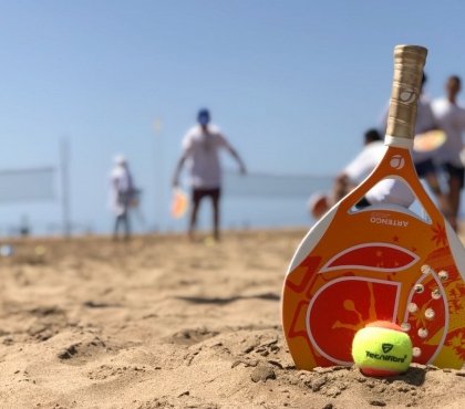 activités plage pour petits et grands entre amis jeu raquettes