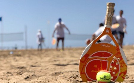 activités plage pour petits et grands entre amis jeu raquettes