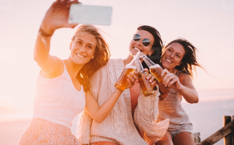 activités plage pour vous éclater entre copines faire séance selfie