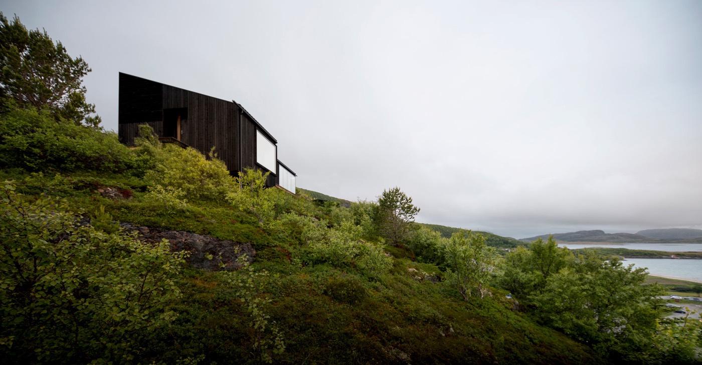 cabane sur terrain en pente bardage bois extérieur vues imprenabes foret mer stokkoya kappland arkitekter