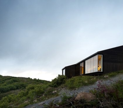 cabane sur terrain en pente fenêtres panoramiques vues sur mer et forêt