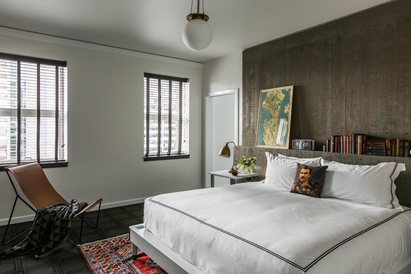 chambre minimaliste tête de lit béton espace rangement livres