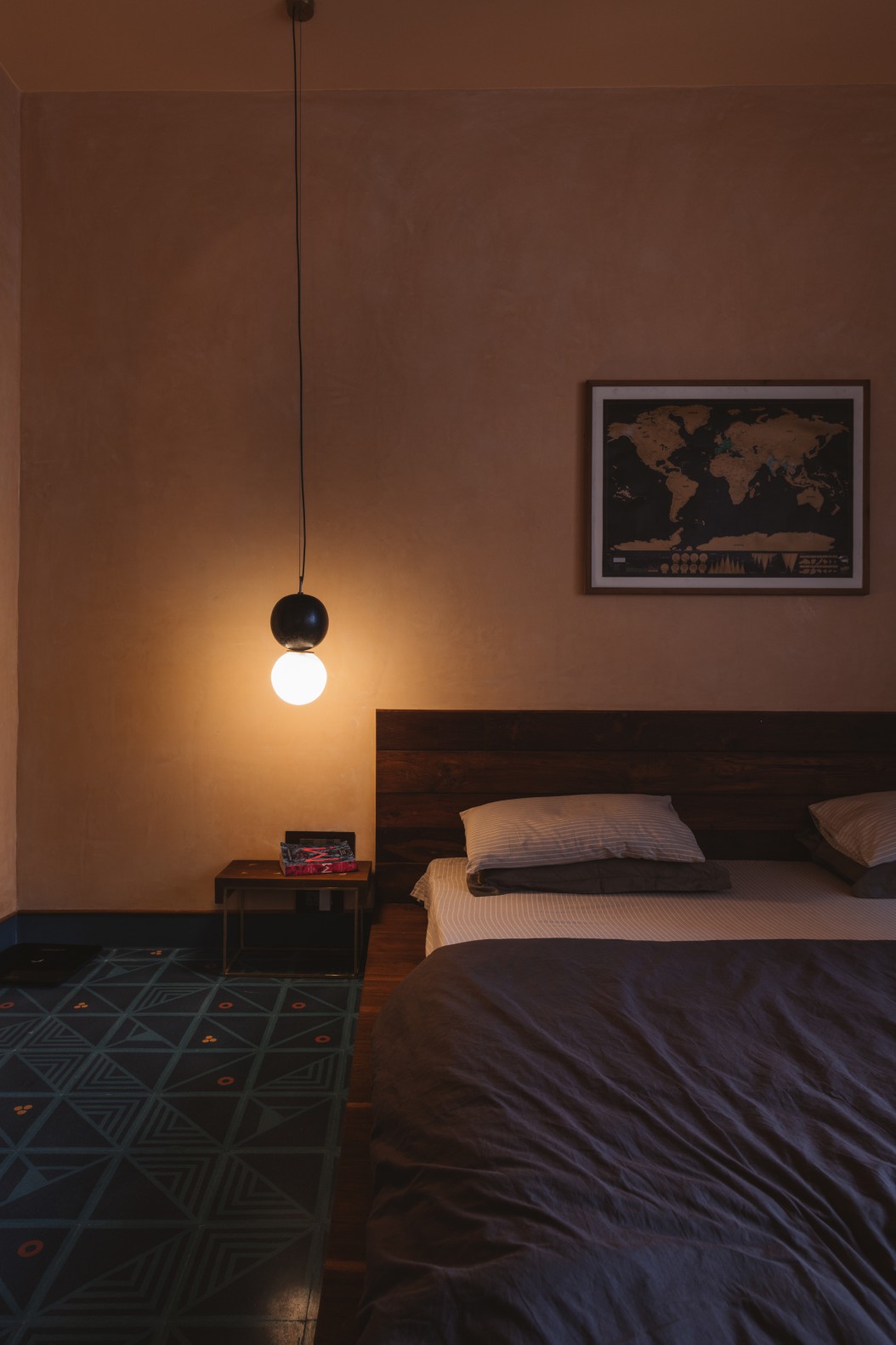 chambre à coucher cosy carrelage exotique suspension minimaliste