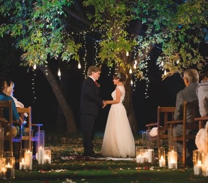 décoration lumineuse mariage cérémonie en plein air pendant la nuit bougies et lanternes