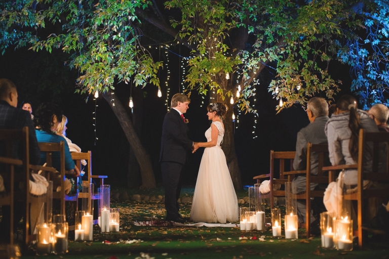 décoration lumineuse mariage cérémonie en plein air pendant la nuit bougies et lanternes