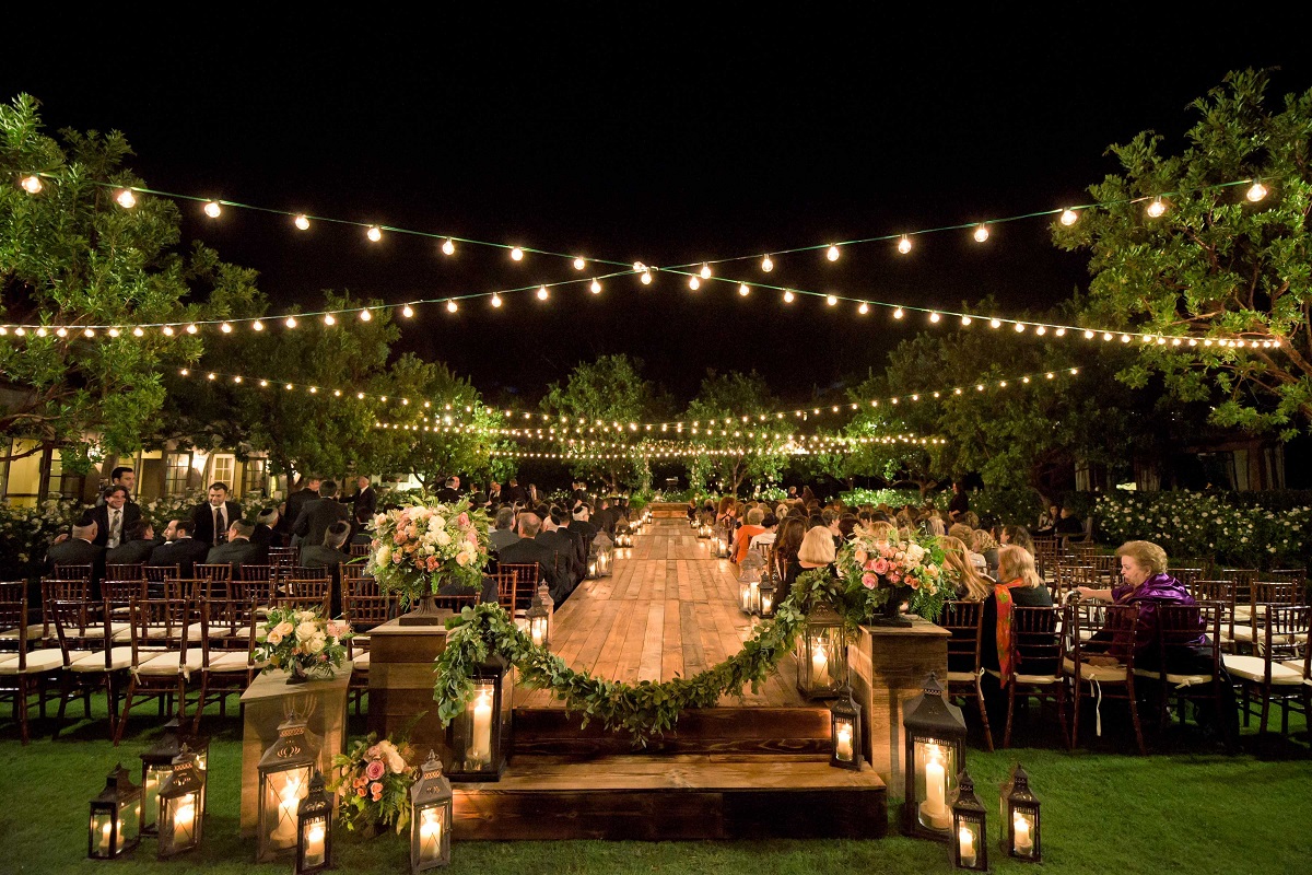 décoration lumineuse mariage de nuit cérémonie dans le jardin guirlandes