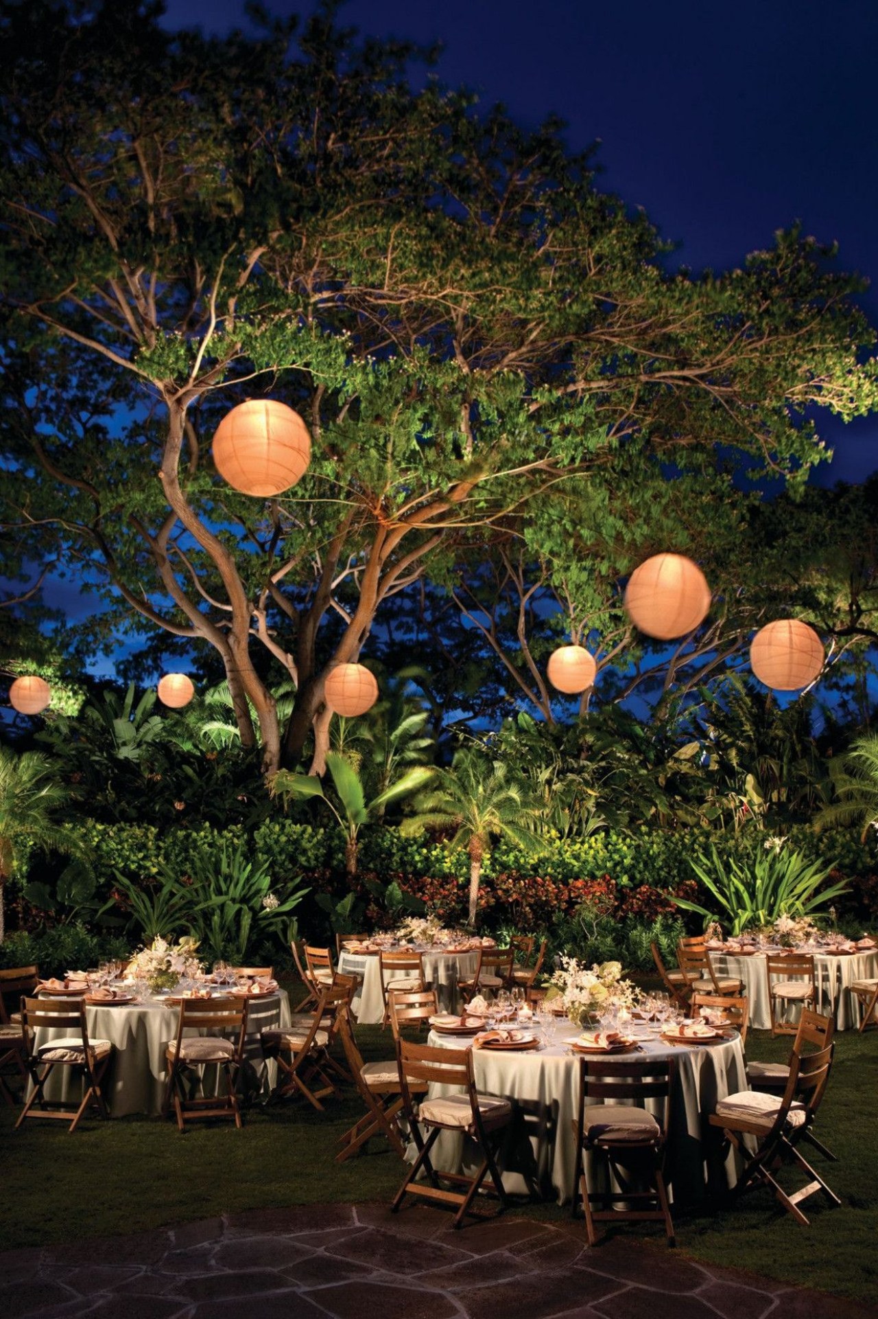 décoration lumineuse mariage de nuit dans le jardin boules lumineuses