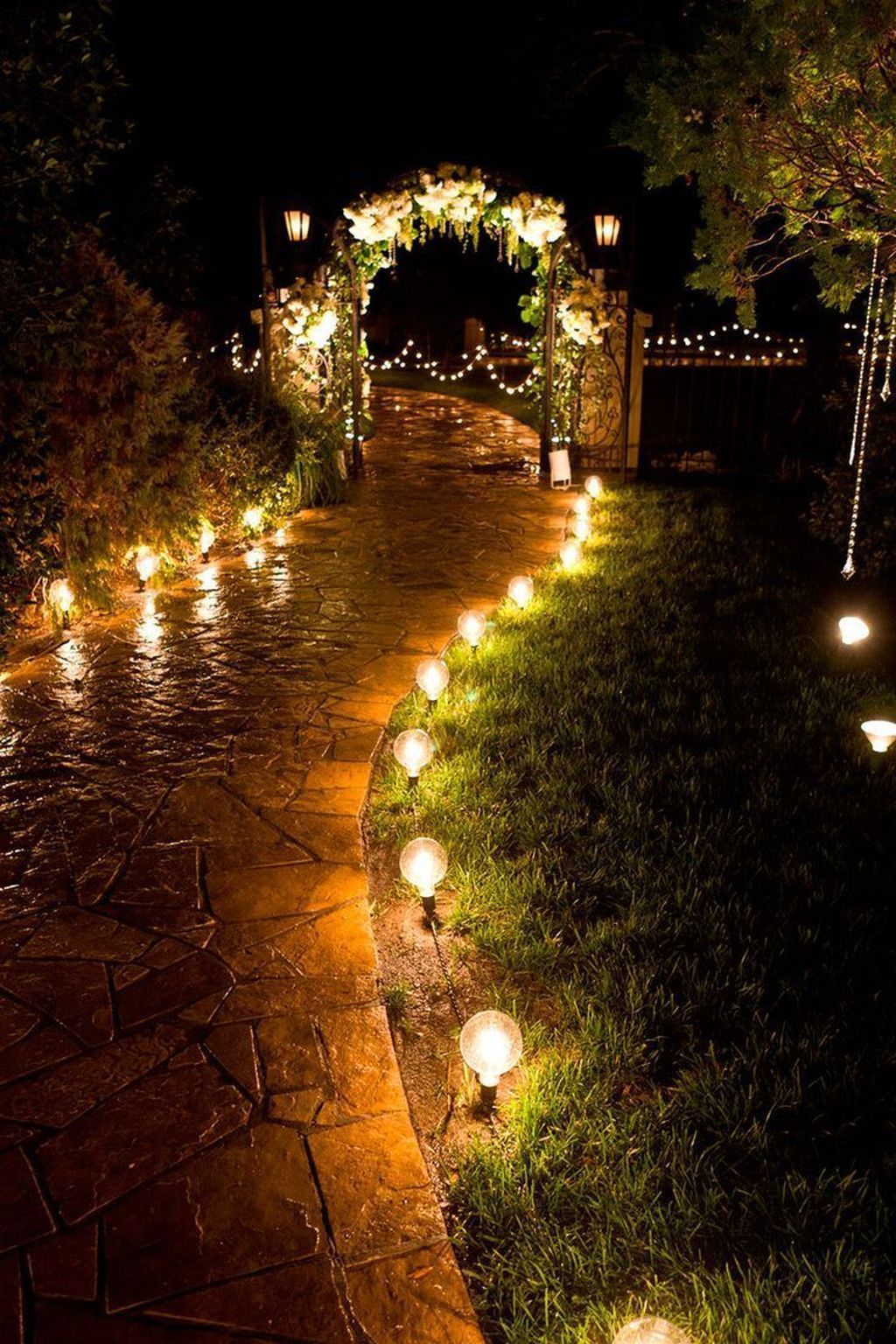 décoration lumineuse mariage en plein air pendant la nuit ambiance romantique