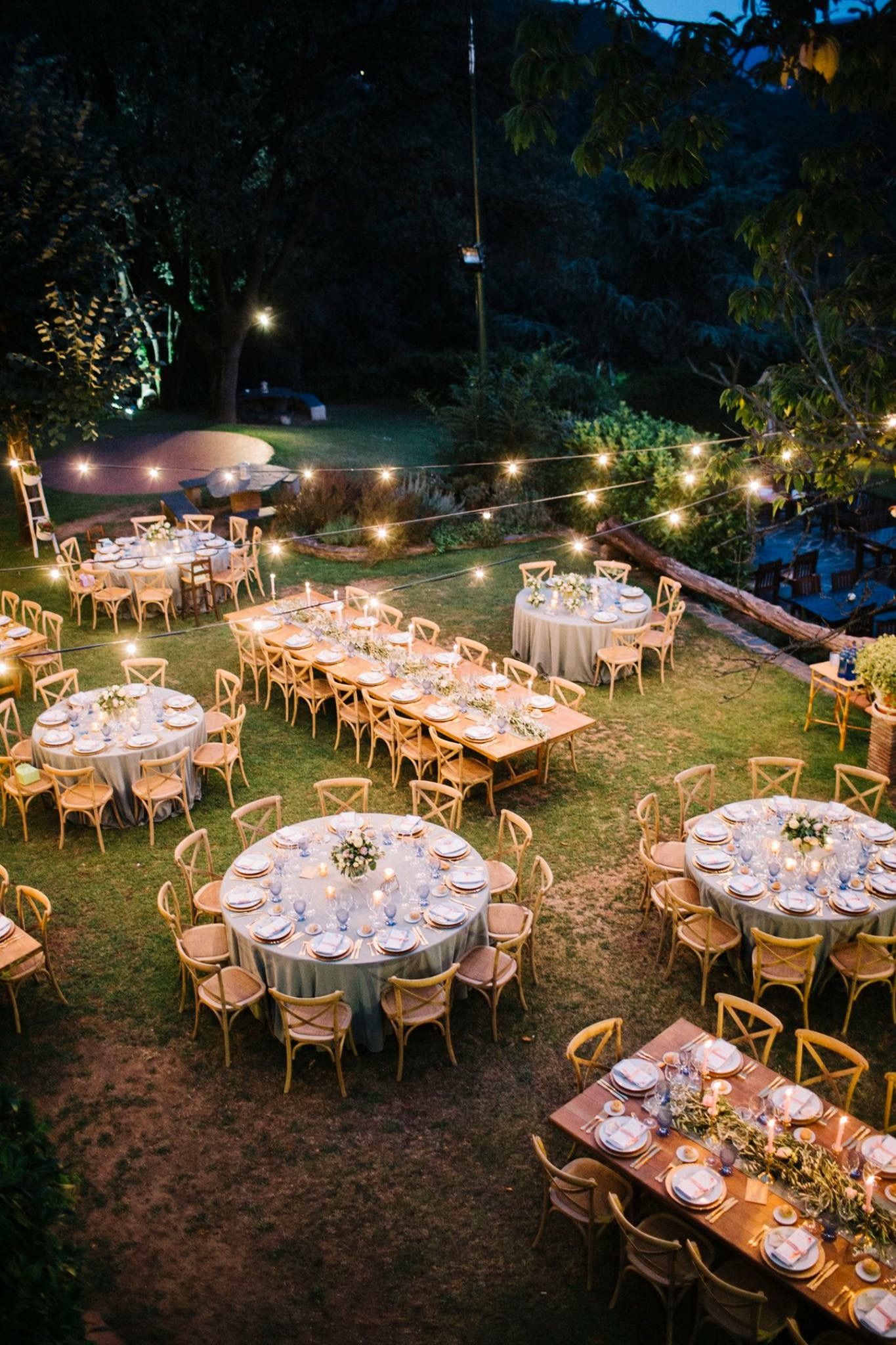 décoration lumineuse mariage guirlandes tables rondes réception à l'extérieur