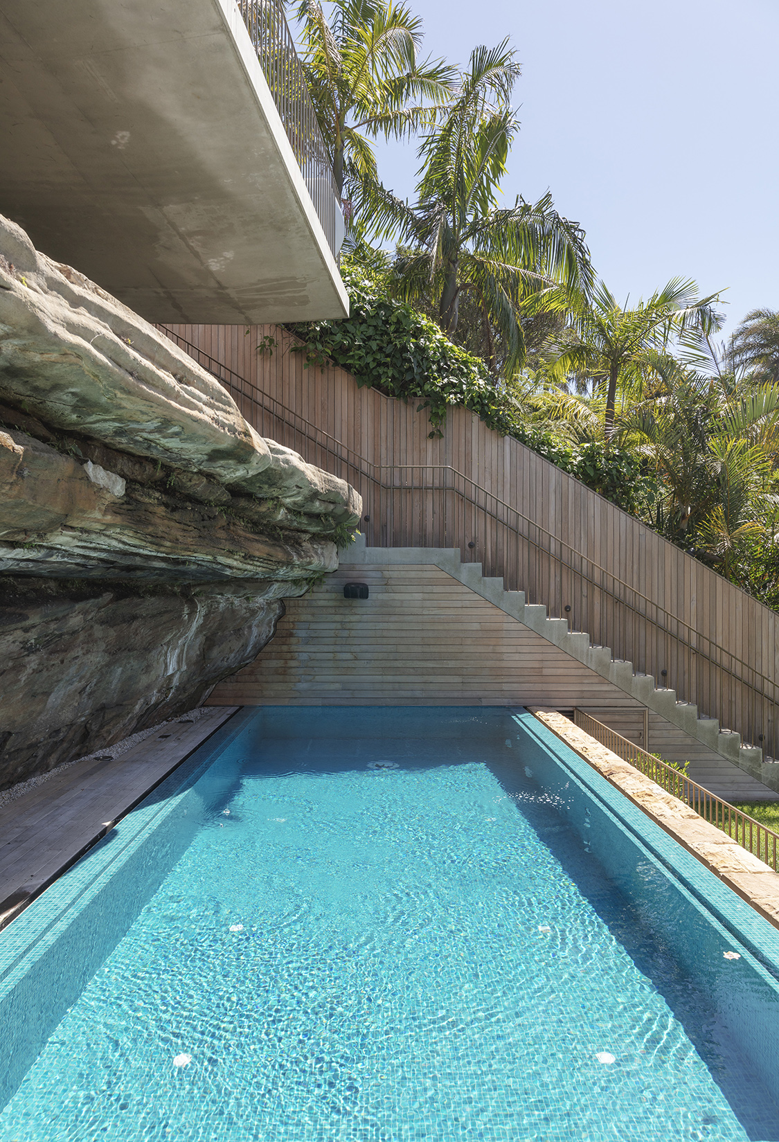 escalier intérieur béton ciré piscine hors sol jardin plusieurs niveaux résidence familiale Sydney