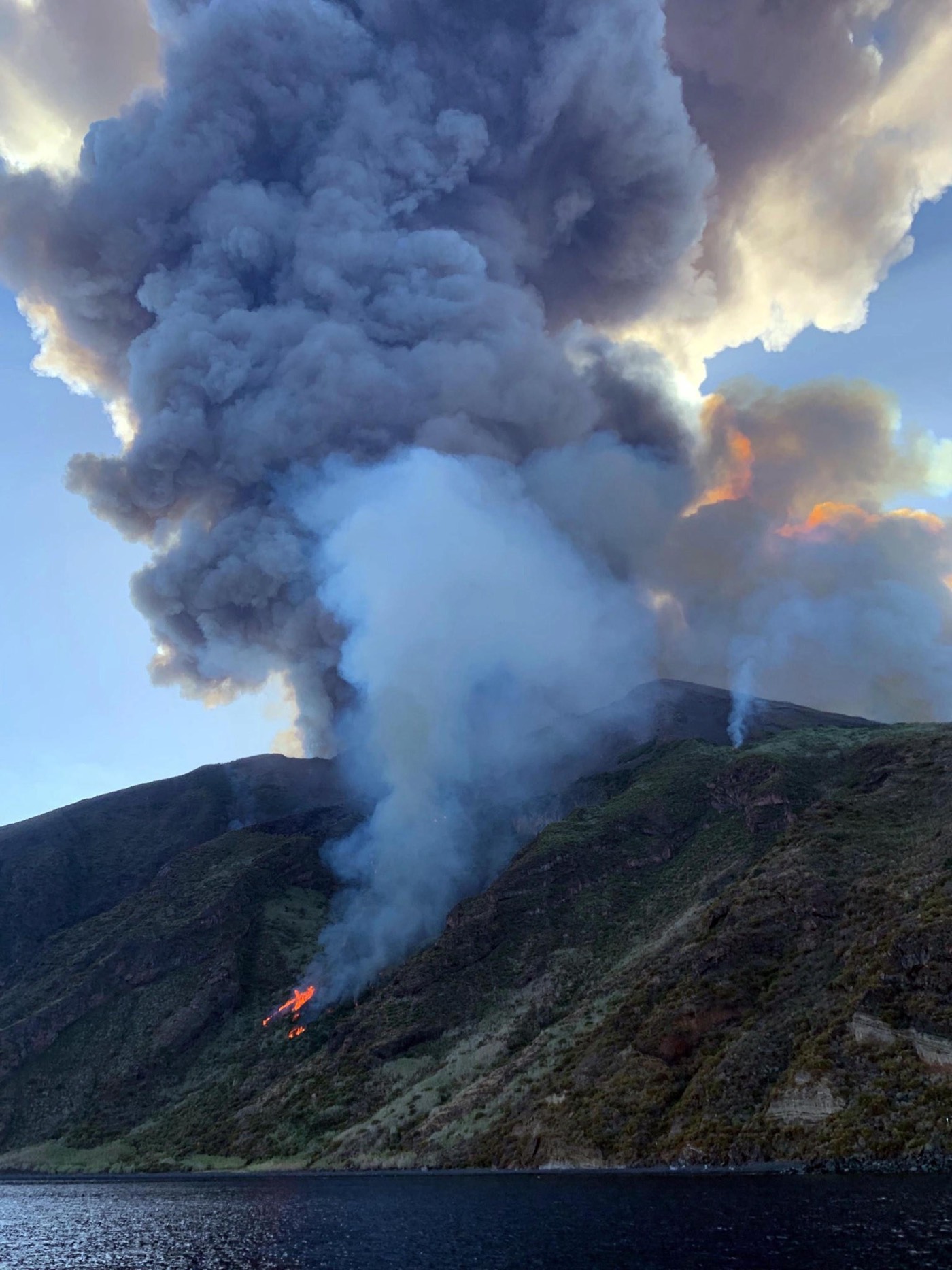 éruption volcan Stromboli coulées lave incendies