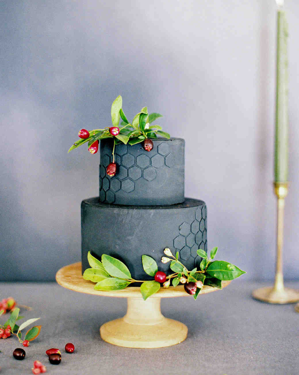 gâteau inspiré par le nid d’abeille cake design noir