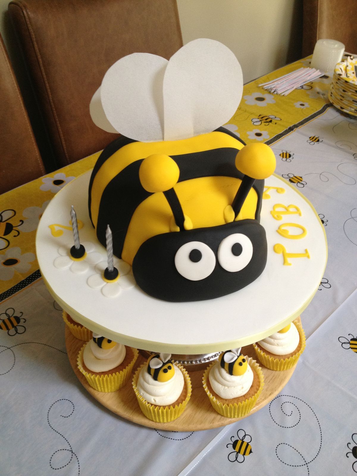 gâteau ruche d’abeille cake anniversaire cupcakes assortis