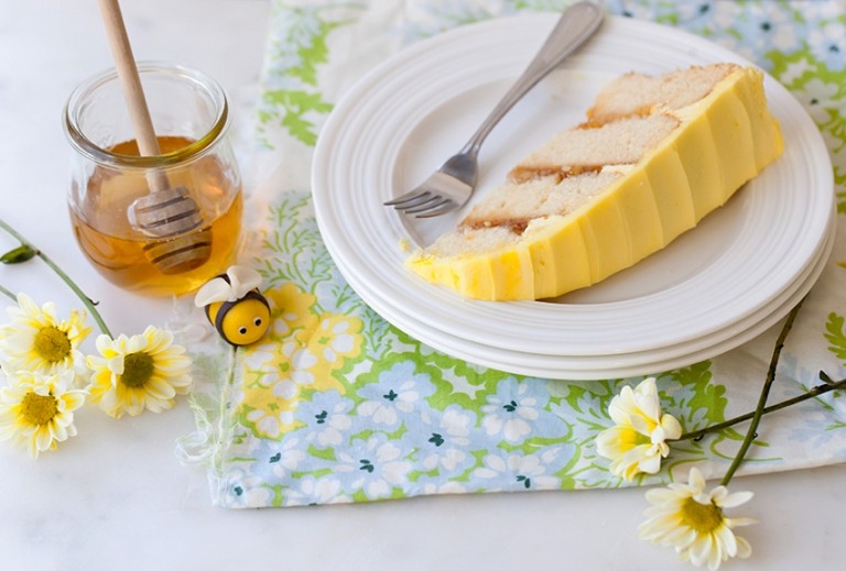 gâteau ruche d’abeille crème à l'abricot miel étapes de préparation