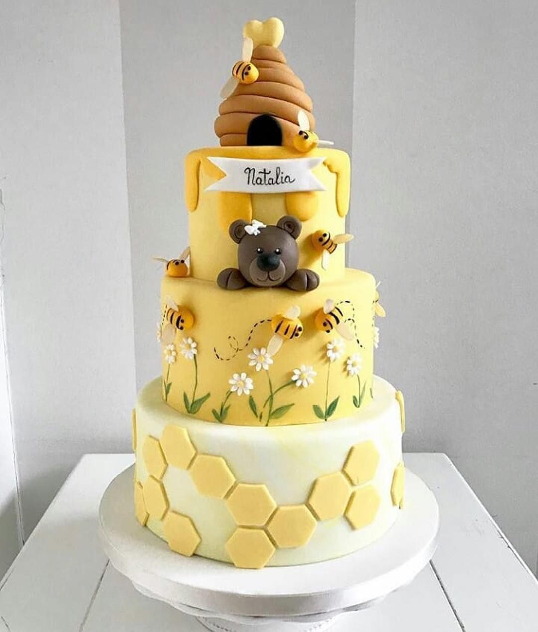gâteau ruche d’abeille et nid d'abeilles cake design à étages