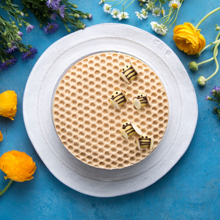 gâteau ruche d’abeille et nid d'abeilles décoration simple papier bulle