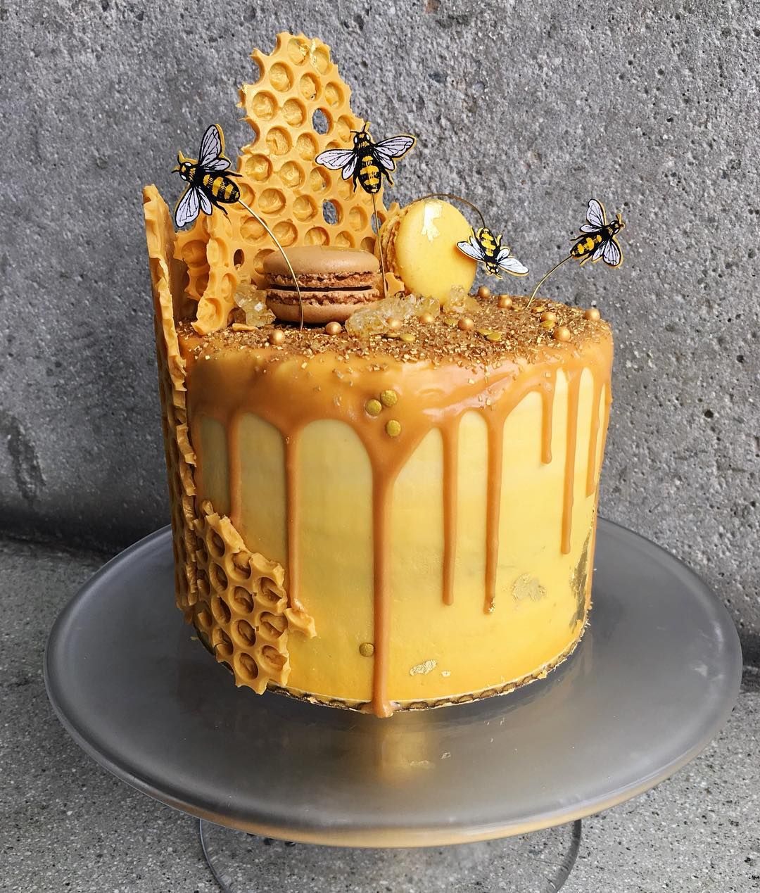 gâteau ruche d’abeille et nid d'abeilles macarons cake design idées créatives