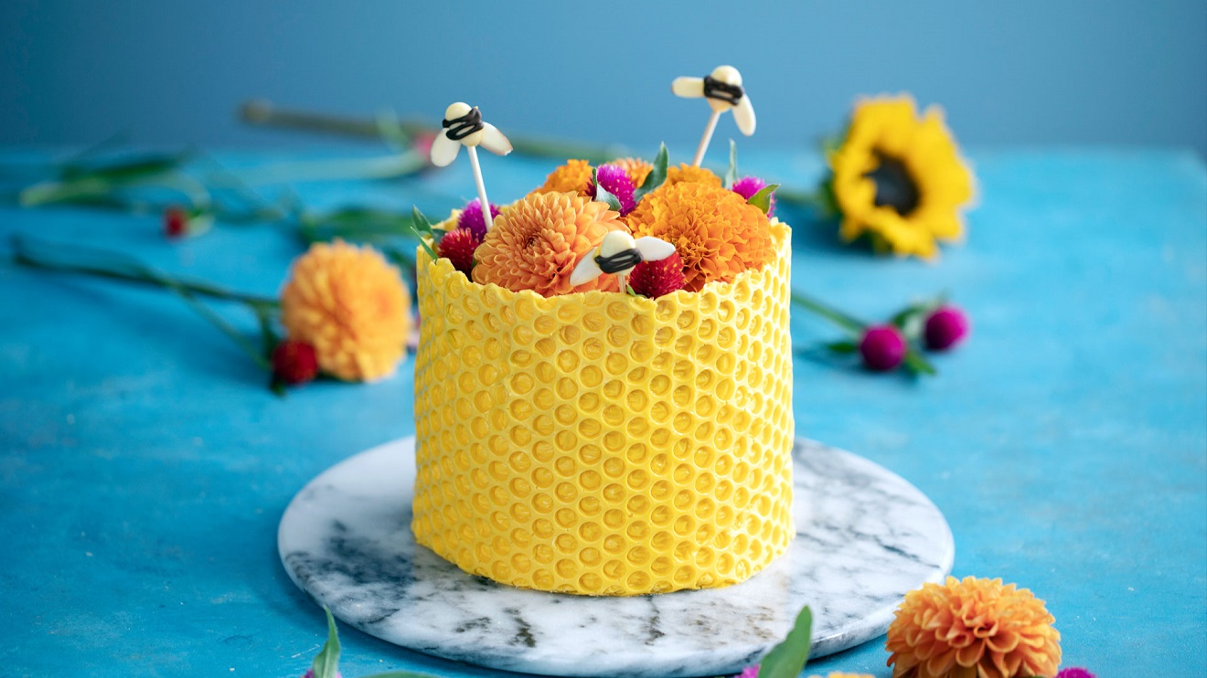 gâteau ruche d’abeille et nid d'abeilles recette papier bulle fleurs comestibles