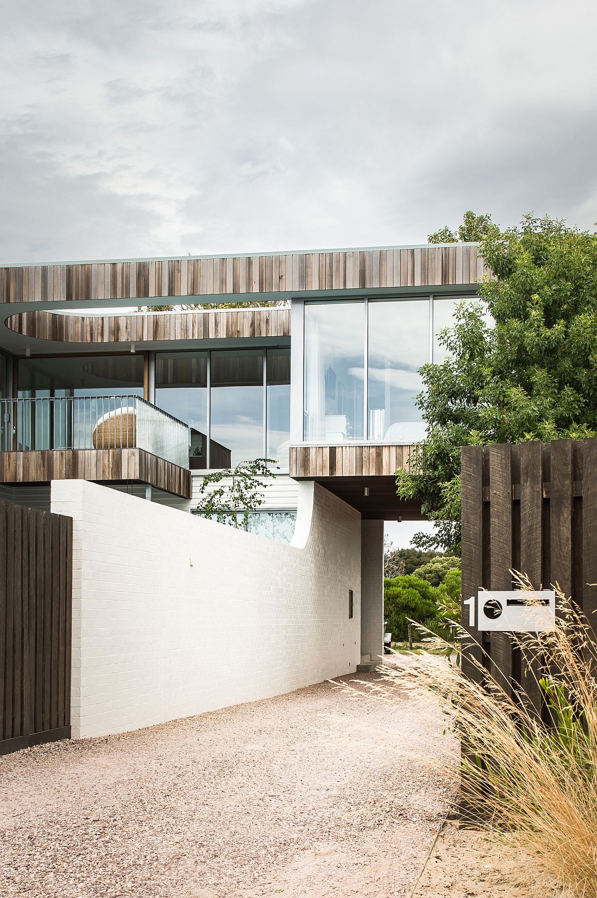 murs de verre bois torréfié maison design en Tasmanie