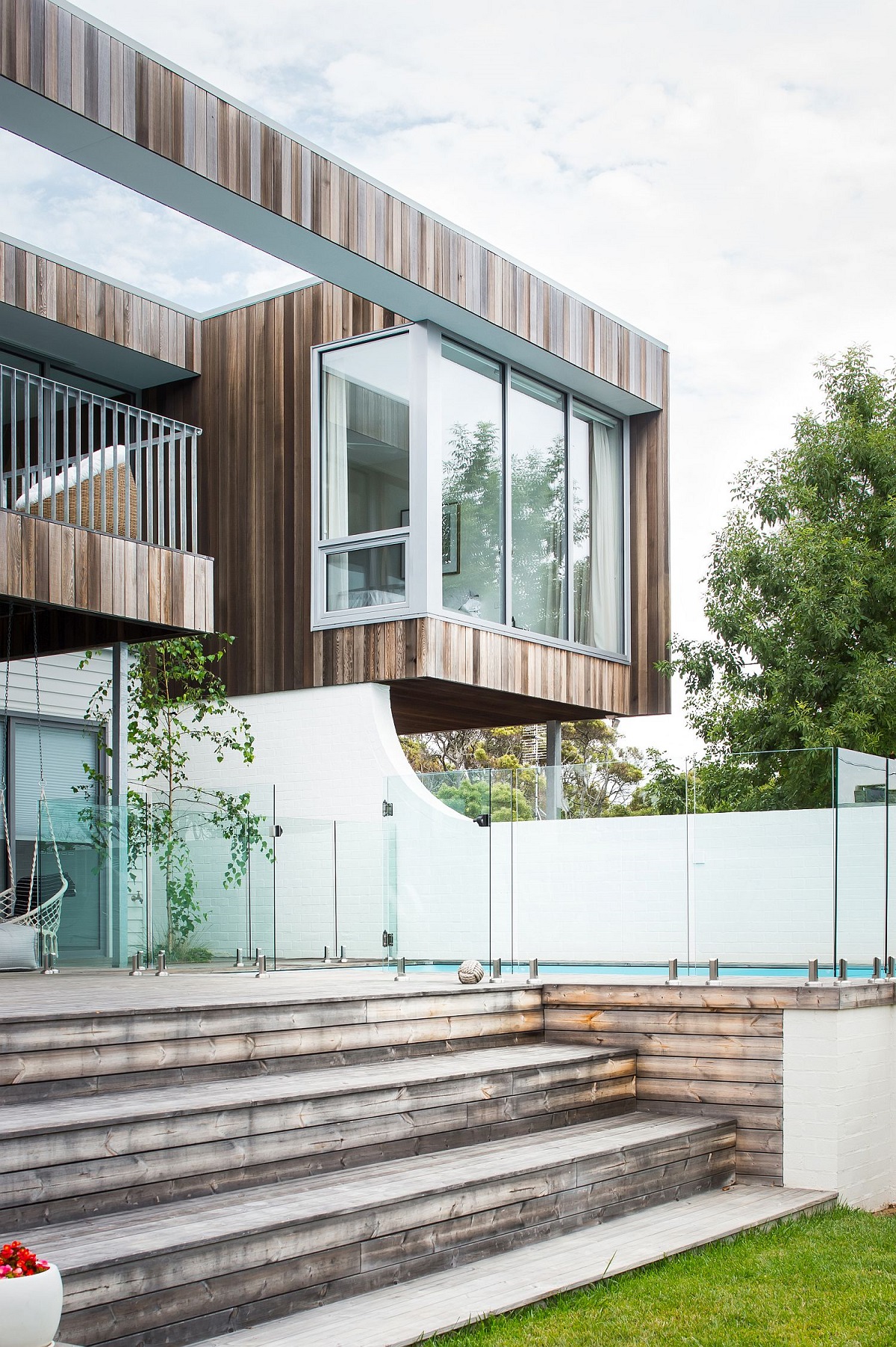 murs de verre bois traité thermiquement maison moderne toit incurvé