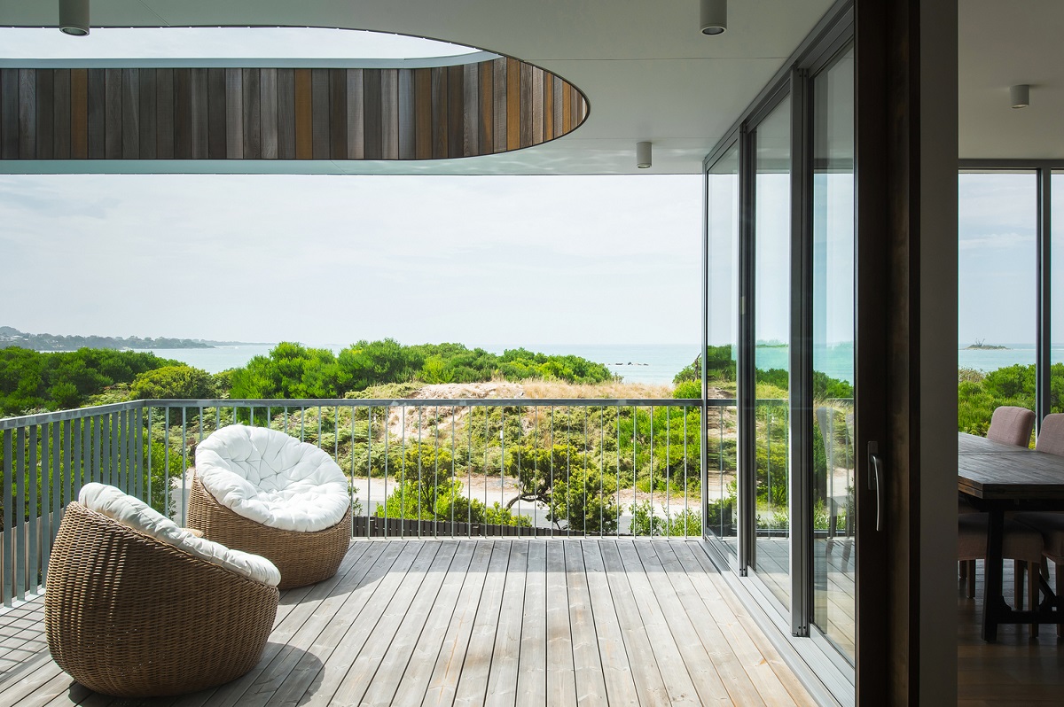 murs de verre donnant sur l'océan terrasse bois toit incurvé