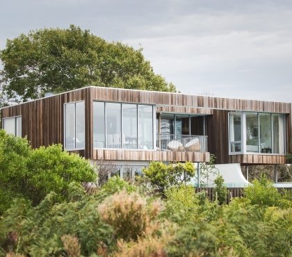 murs de verre façade en bois torréfié maison moderne en Tasmanie
