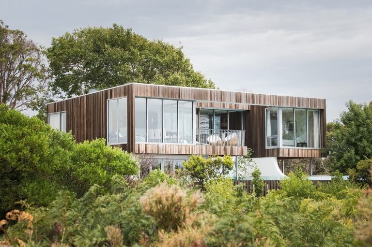 murs de verre façade en bois torréfié maison moderne en Tasmanie