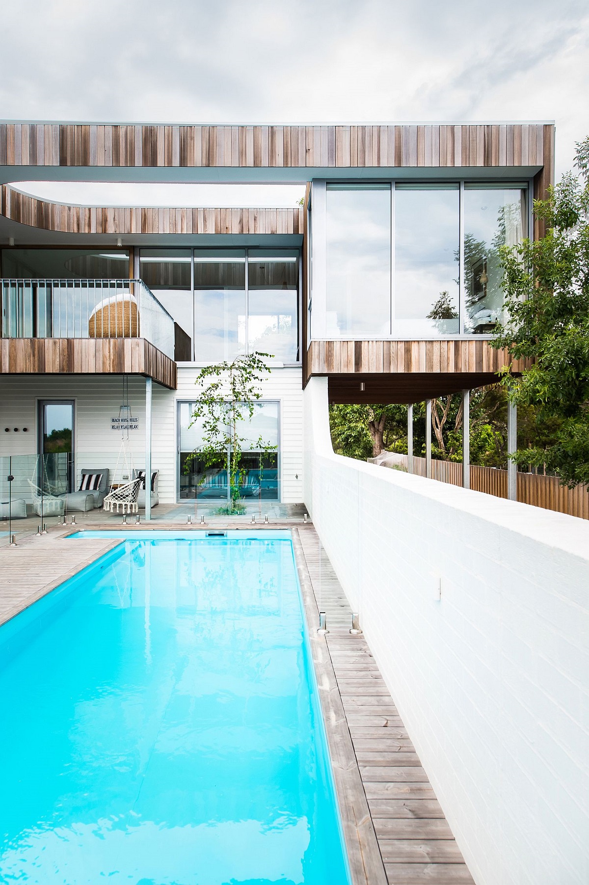 murs de verre revêtement bois torréfié piscine moderne