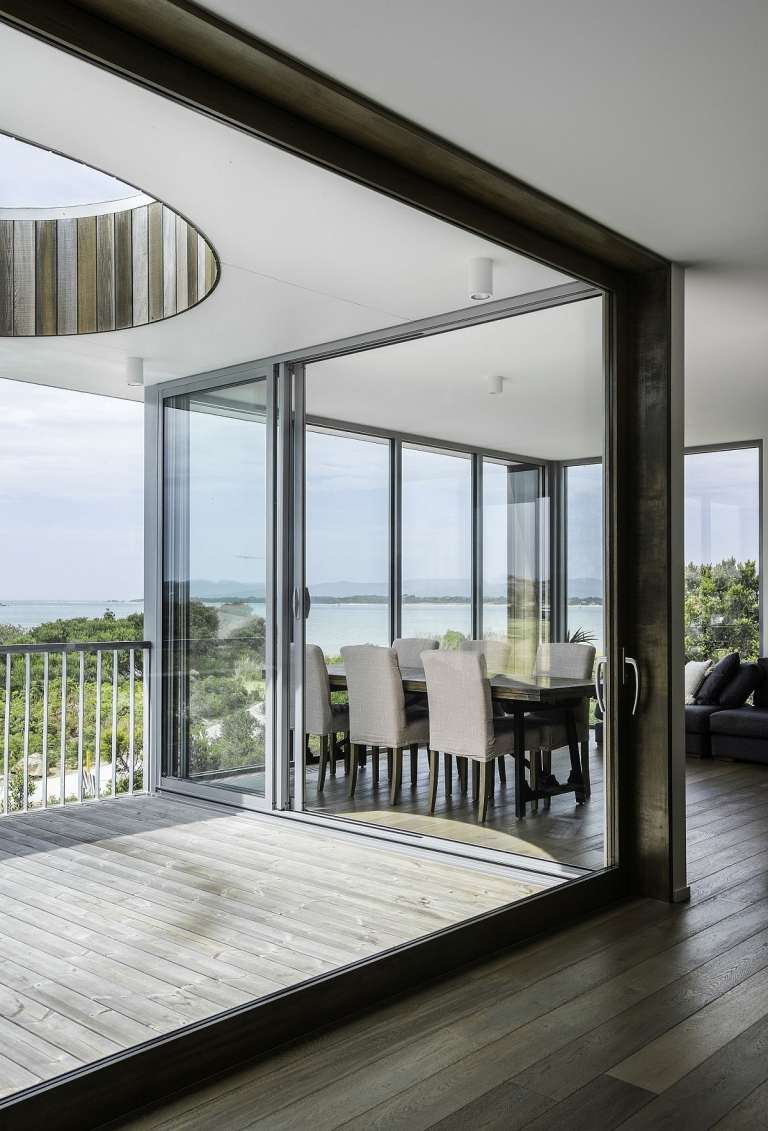 murs de verre vue sur l'océan design intérieur moderne bois torréfié