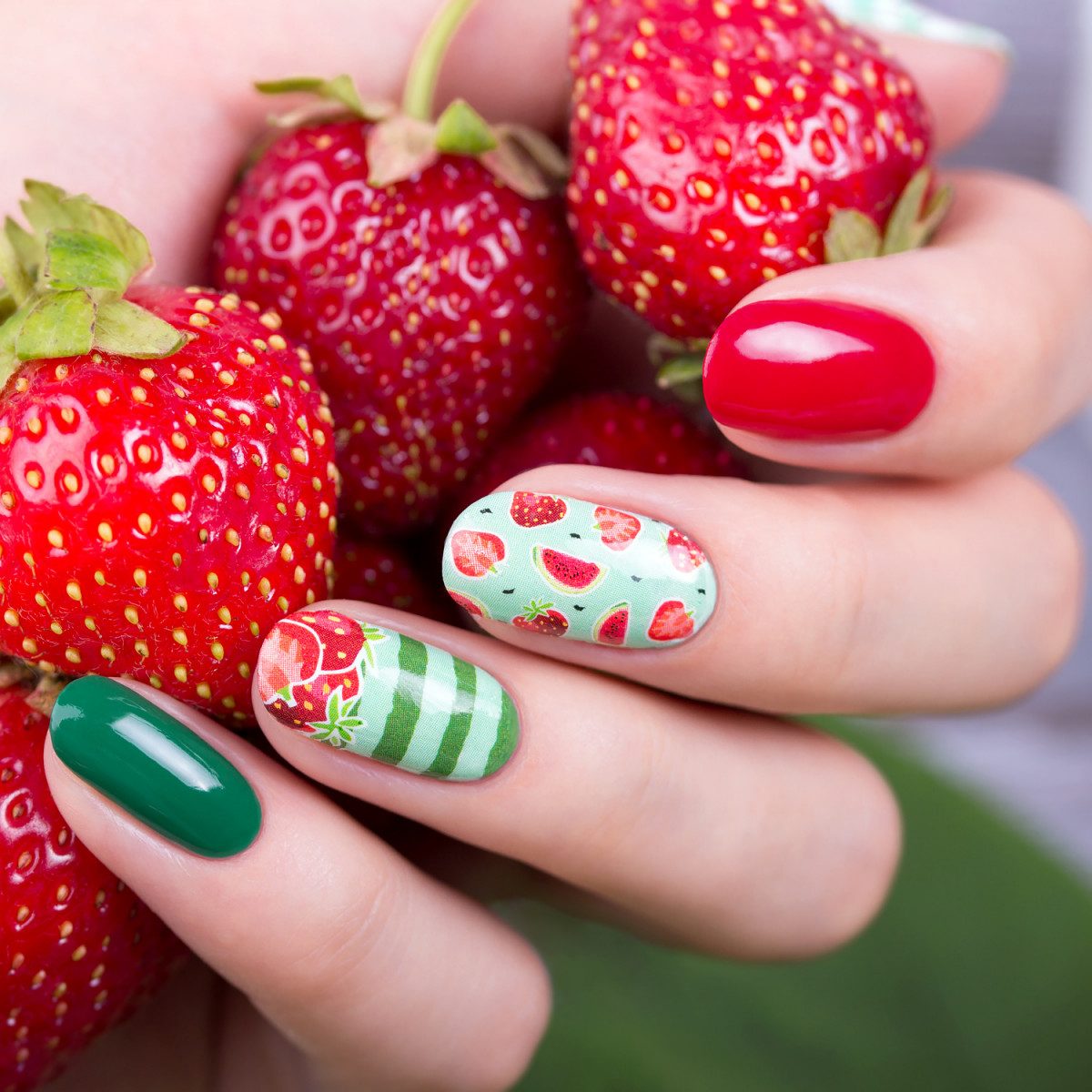 nail art fruit stickers fraises vernis vert