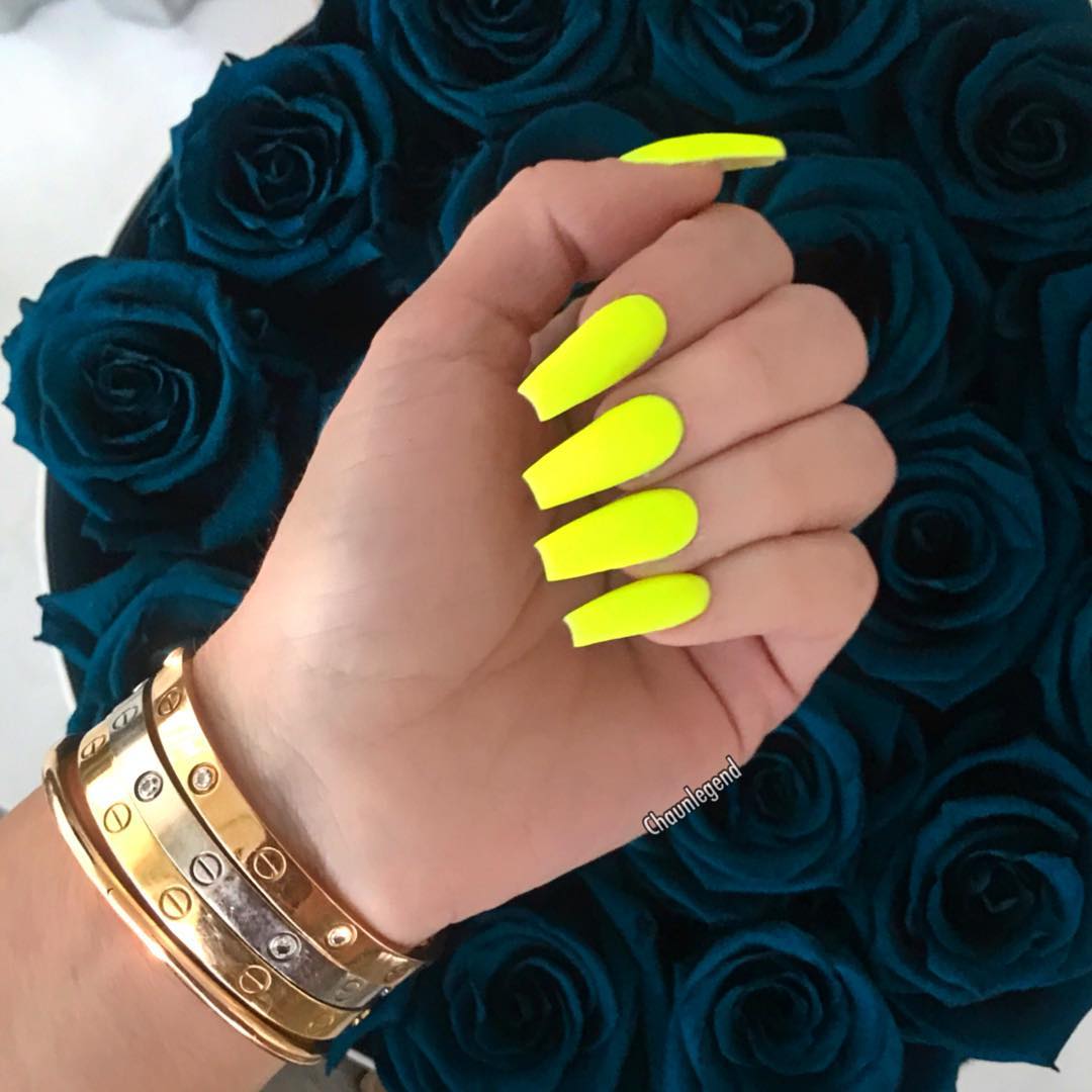 ongles néon jaune flashy design simple