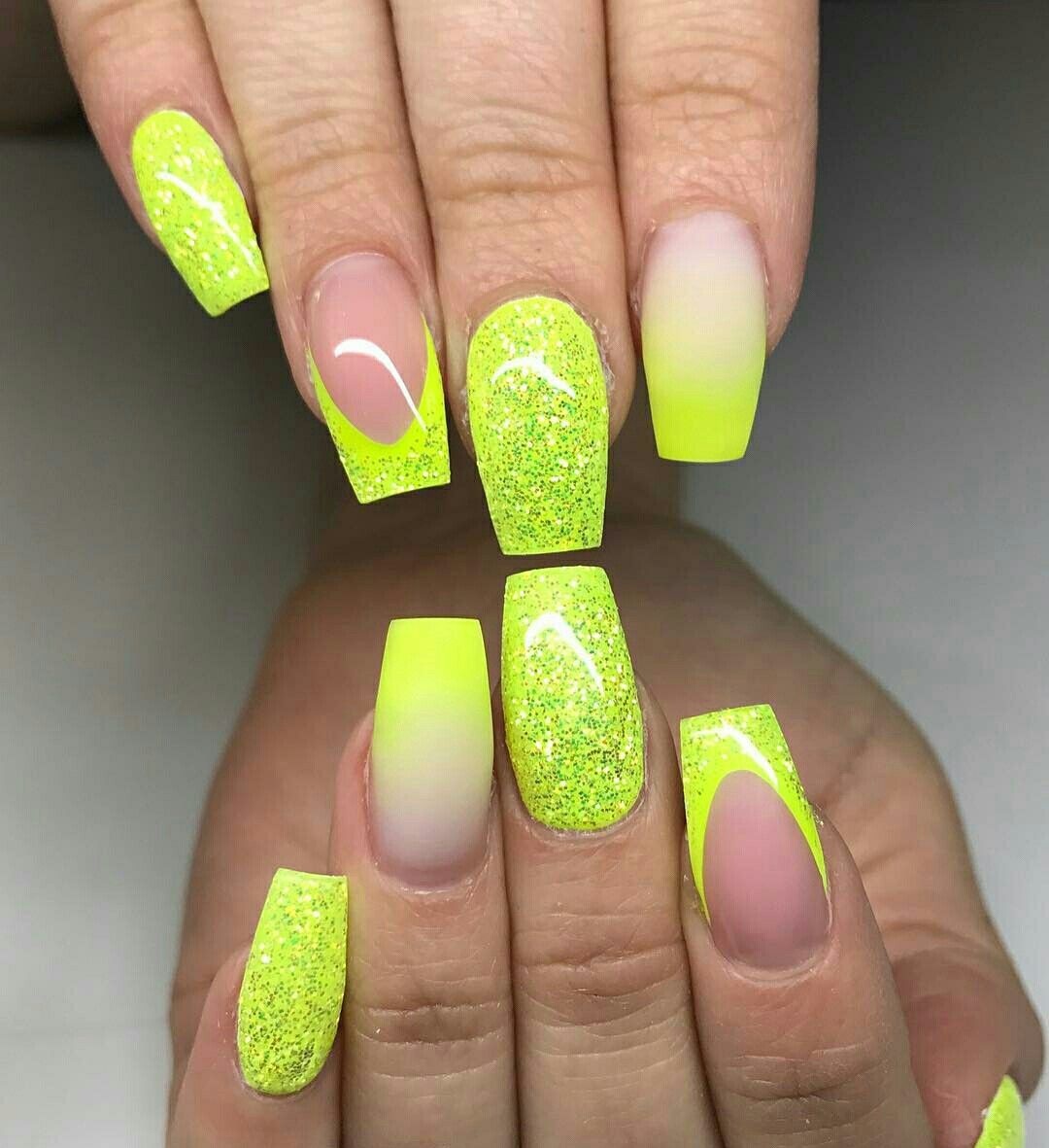 ongles néon jaune flashy paillettes french manucure