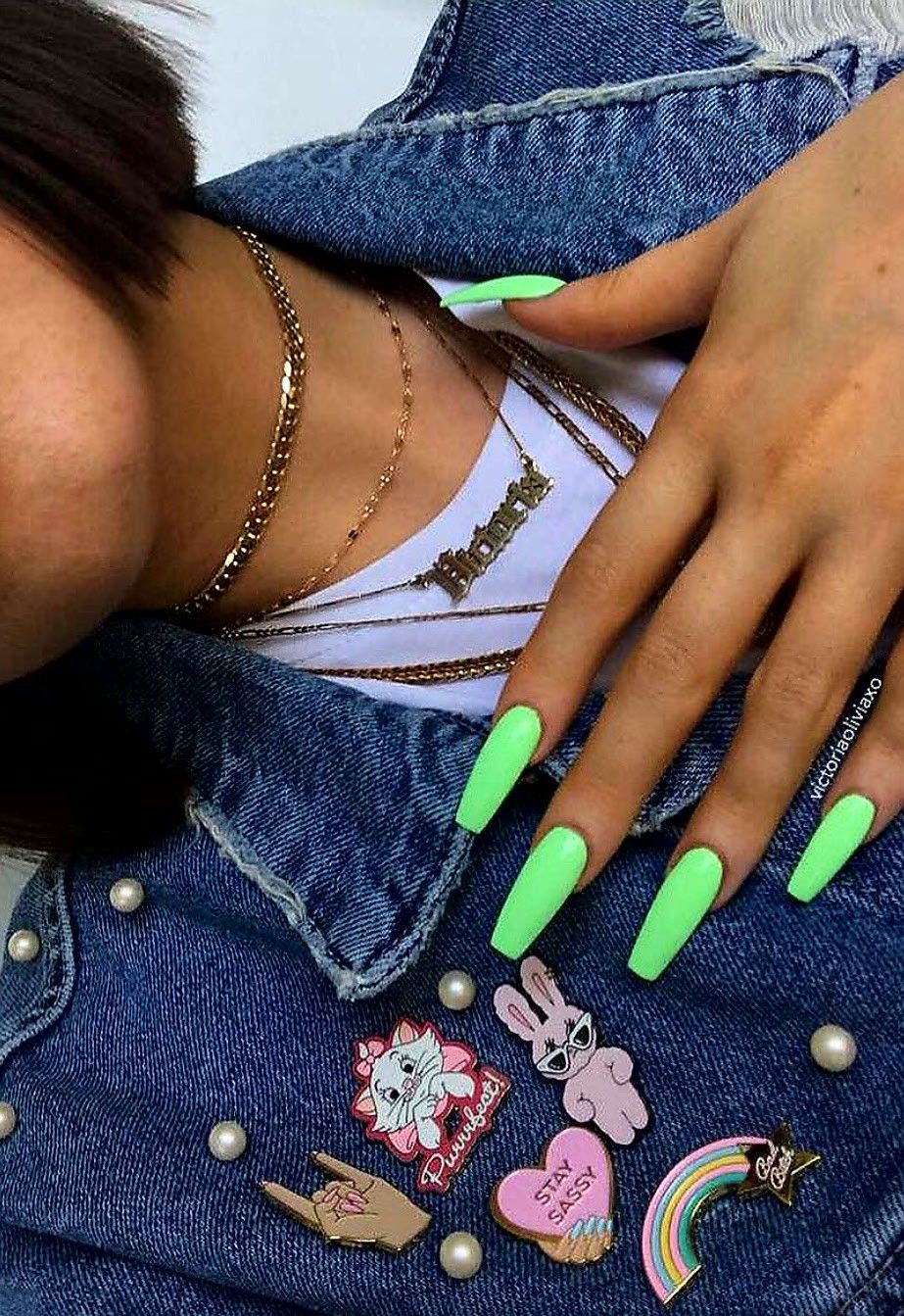 ongles néon simples vert fluo coffin nails